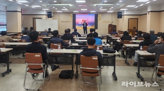 축산물품질평가원 전북지원은 15일, 전주김제완주축협이 주관한 제2기 한우경영대학 교육과정에 참여해 ‘축산물 등급판정과 데이터를 활용한 한우농가의 생존전략’을 주제로 특강을 진행했다.