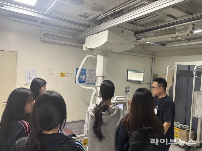해송고 학생들이 나사렛국제병원에서 직업체험 프로그램에 참여하고 있다.(사진=나사렛국제병원)