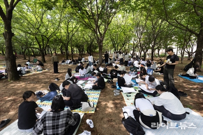 제7회 평화사랑 그림그리기 국제대회 예선에서 참가자들이 그림을 그리고 있다.(사진=IWPG)