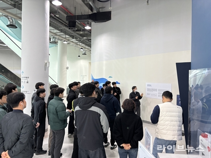 국립인천해양박물관 김동우 전시해설사가 관람객을 대상으로 전시해설을 진행하고 있다.(사진=국립인천해양박물관)
