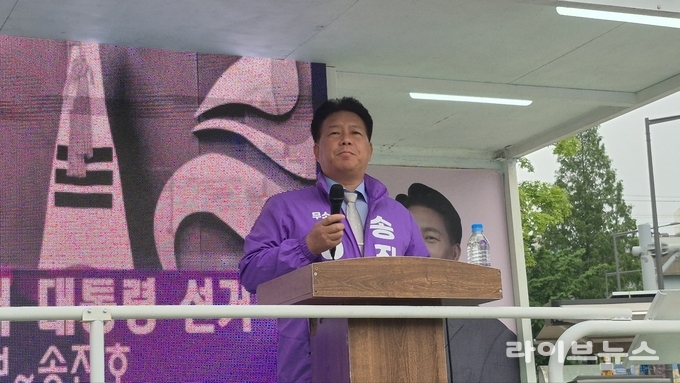 송진호 후보가 노원역 롯데백화점앞에서 유세를 하고 있다.