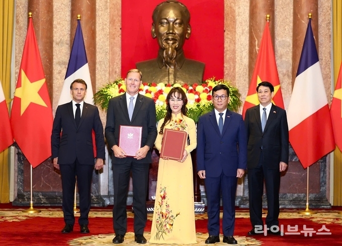 응웬 티 프엉 타오 비엣젯항공 회장과 우터 반 베르쉬 에어버스 인터내셔널 사장이 A330-900(A330neo) 광동체 항공기 20대 도입 계약을 체결하고 있다.