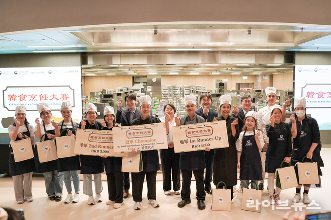 전국한우협회는 주홍콩한국문화원과 함께 지난 24일 홍콩 국제요리학원에서 ‘2025 한식경연대회(K-Food MasterChef in Hong Kong 2025)’를 성황리에 개최했다. 이날 대상은 저지방 부위인 우둔을 활용해 홍콩인의 입맛을 사로잡은 오웬 라우(Owen Lau)의 Hanwoo on the top of the cloud가 차지했다. 사진은 본선 진출자 단체 기념 촬영 모습.