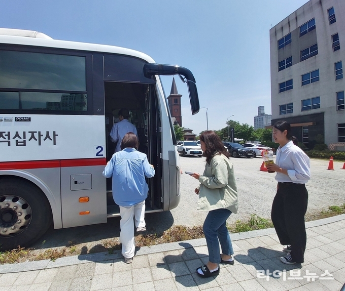 한국식품안전관리인증원은 지난 26일, 본원(충북 청주)에서 지역사회와 함께하는 생명 존중 문화 실천의 일환으로 ‘생명나눔 릴레이 헌혈’을 실시했다.