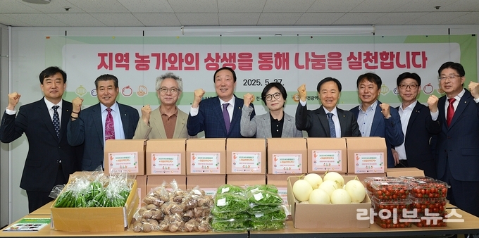 지난 27일 전국푸드뱅크와 새마을금고중앙회는 지역 내 저소득 취약계층을 위한 어글리푸드 전달식을 가졌다.(사진=한국사회복지협의회)
