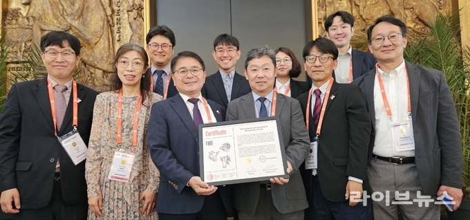 ‘제92차 세계동물보건기구(WOAH, World Organisation for Animal Health)’ 정기총회에서 제주특별자치도가 ‘구제역 백신접종 청정지역’ 지위를 인정받았다. 구제역 백신접종 청정지역 지위 인정 수여식 모습.