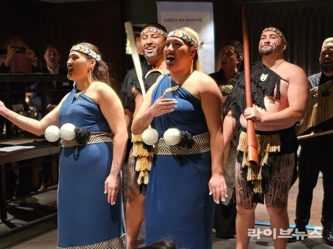 뉴질랜드 와인 디너에서 퍼포먼스를 선보인 ‘카파 하카(Kapa Haka)’ 팀.