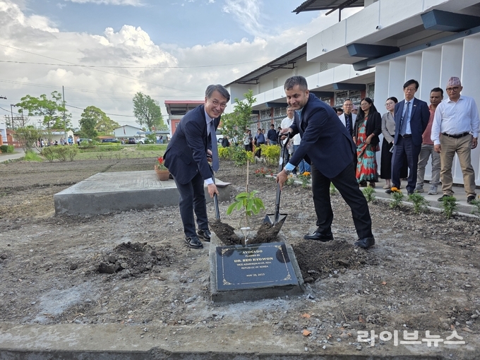 농촌진흥청은 29일(현지시간), 네팔 카트만두에서 ‘코피아(KOPIA) 네팔센터 개소식’을 개최하고, 네팔 농업연구청과 양해각서(MOU)를 체결했다. 기념식수 행사 모습. (서효원 차장, 고빈다 샤르마 네팔 농업부 차관).