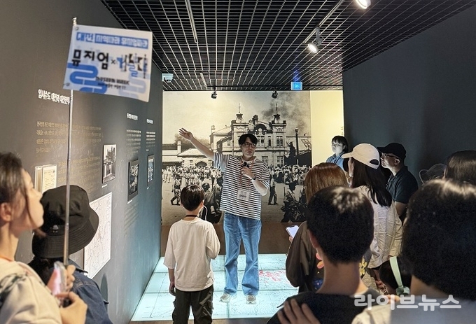 ‘2025 박물관·미술관 주간’의 ‘뮤지엄X거닐다’ 프로그램 중 대전 코스에 참여한 관람객들이 전시를 즐기고 있다. (사진제공: (사)한국박물관협회)
