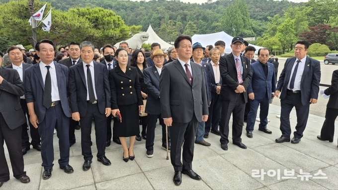 송진호 무소속 대선 후보가 현충탑에 참배를 하고 있다.