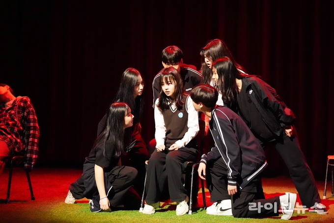 2024 제33회 경기도청소년 연극제에 참가한 공연팀이 경연을 펼치고 있다. (사진=한국연극협회 경기도지회)