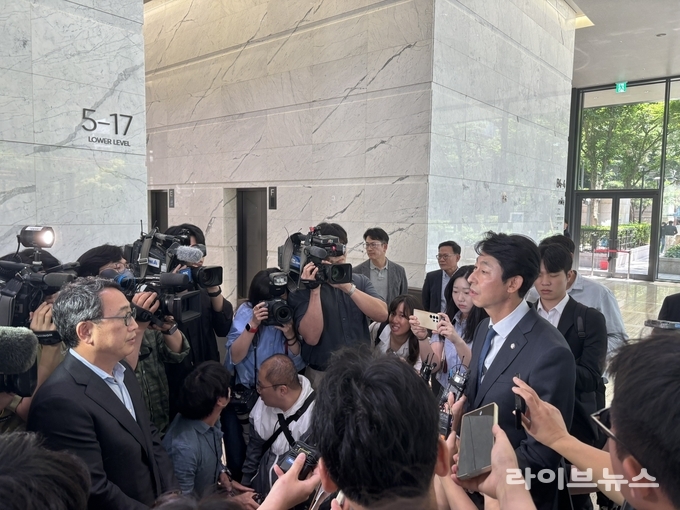 SKT 유영상 사장에게 최태원회장 면담을 요청하는 이훈기 의원(오른쪽)의 모습.(사진=이훈기의원실)