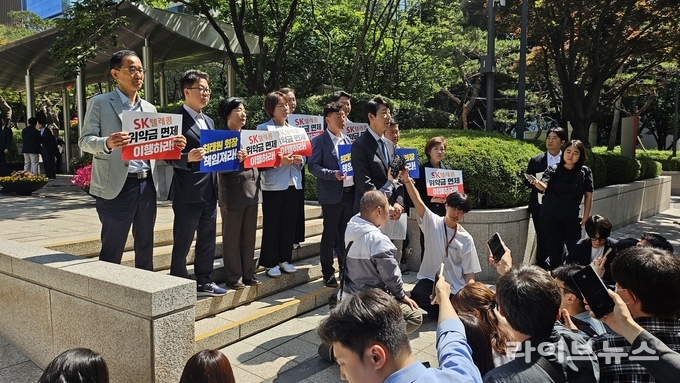 SK 최태원 회장 면담 불발뒤 기자회견에 응하는 이훈기 의원.(사진=이훈기의원실)