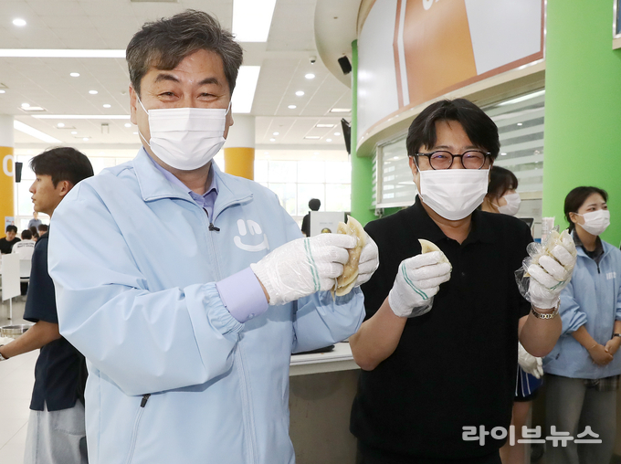 인천대학교 이인재 총장(왼쪽)이 천원의 점심밥·저녁밥 행사에 참여했다.(사진=인천대학교)