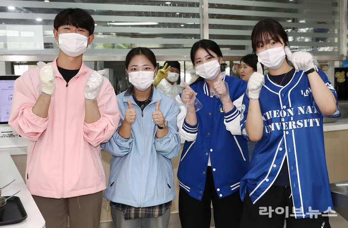 천원의 점심밥·저녁밥 행사에 참여한 학생들의 모습.(사진=인천대학교)