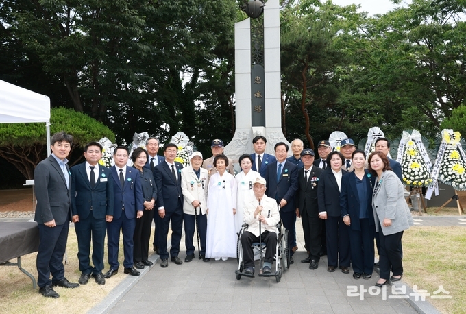 유희태 완주군수(앞줄 오른쪽에서 다섯번째)가 삼례읍 충혼탑에서 열린 제70회 현충일 추념식에 참석했다.(사진=완주군)