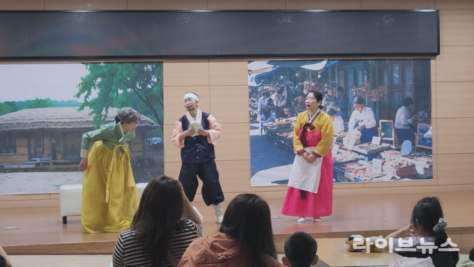 인천시민연극제 대상 수상작인 극단 ‘마음이야기’의 단막극 ‘요상한 물건’ 공연 모습.(사진=아동인성교육원)
