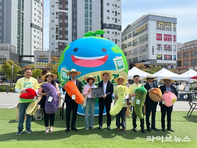 농림축산식품부는 지난 5일 세종시 싱싱장터(도담점)에서 ‘2025년 유기농데이 기념식’을 개최했다.