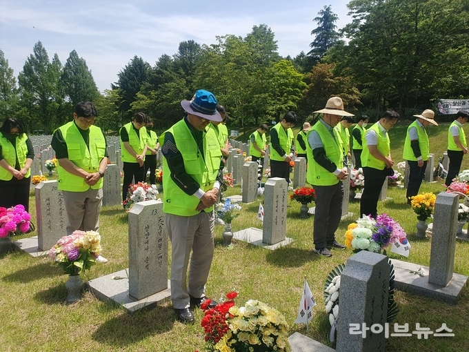 가축위생방역지원본부는 제70회 현충일을 하루 앞둔 지난 5일, 대전광역시 소재 국립대전현충원을 방문하여 순국선열과 호국영령을 기리는 헌화 및 추모의 시간을 가졌다. 추모 행사 이후, 임직원들은 묘역 헌화와 비석닦기 등 묘역 환경 정비 봉사활동도 함께 진행했다.
