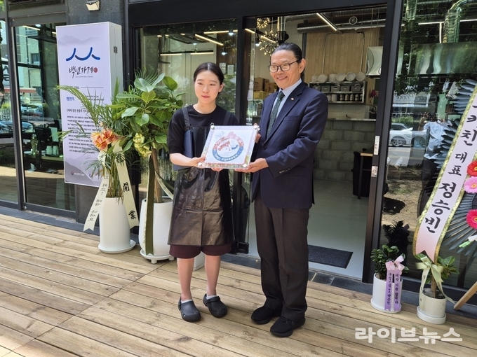 한국토종닭협회는 지난 5일, 경기도 고양시 일산 동구에 위치한 ‘서대문 평양옥 일산점’을 164번째 한닭 인증점으로 신규 지정했다.