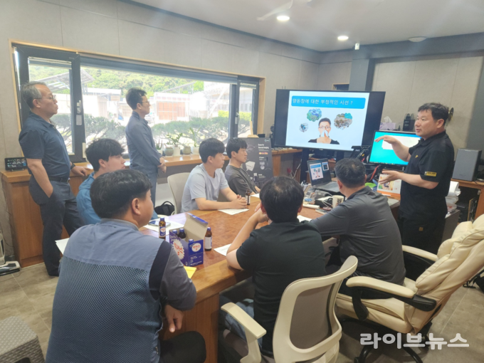 축산물품질평가원 대전충남지원은 지난 4일 충남 예산군에 위치한 팜큐브 농장에서 ‘스마트 축산 노하우 공유 현장 교육’을 실시했다.