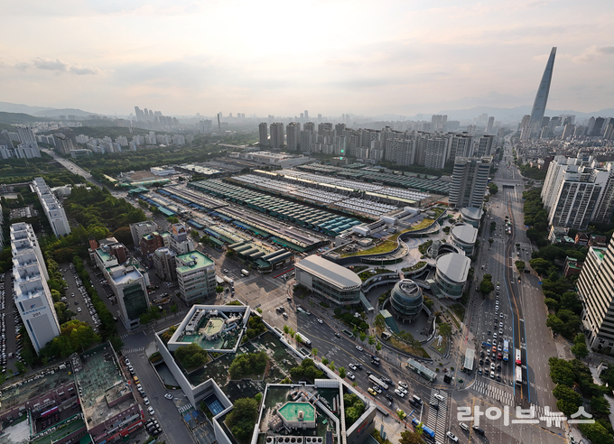 서울시농수산식품공사는 국내 최초·최대 공영도매시장인 가락시장의 개장 40주년을 맞아 14일 오전 10시, 가락시장 북문 인근 특설무대 및 행사장에서 시민과 유통인 모두가 참여하는 ‘개장 40주년 기념 시민·유통인 대축제’를 개최한다.