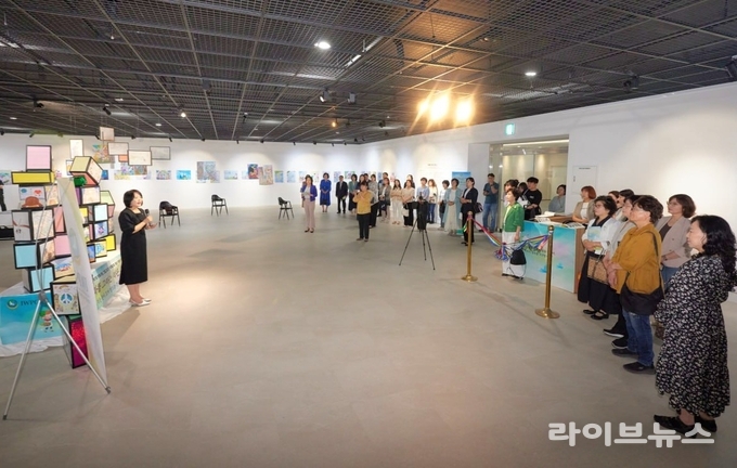 평화를 그리는 작은 손 전시회에서 임미숙 글로벌국장이 인사말을 하고 있다.(사진=IWPG 글로벌 9국)