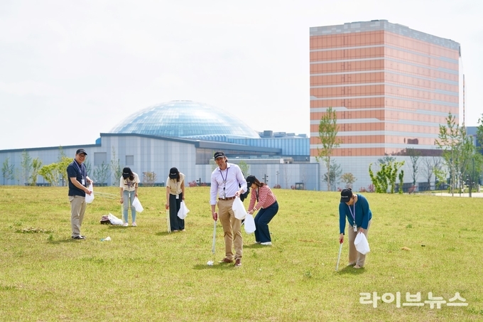 인스파이어 임직원들이 폐린넨으로 만든 재활용 백을 활용해 리조트 일대에서 플로깅 활동을 진행하고 있다.(사진=인스파이어)