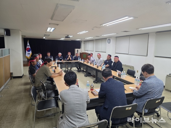 전국한우협회 대구경북도지회는 농협의 사룟값과 도축수수료 연이은 인상에 강력 반발하며 10일 농협 고령축산물공판장을 방문, 대책 마련을 촉구했다.