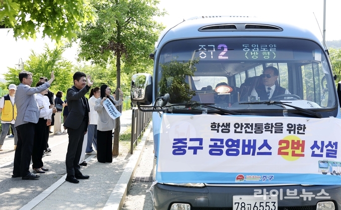 김정헌 인천 중구청장이 영종중학교 버스 승강장에서 ‘공영버스 중구 2번 노선’의 운행 상황을 점검하고 학생들의 하교 편의 및 안전 확보 실태를 직접 확인했다.(사진=인천중구청)