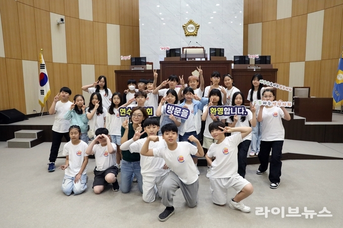 인천연수구의회가 연성초등학교 5학년 학생 51명을 대상으로 청소년 의회교실을 진행하고 기념촬영을 하고 있다.(사진=인천연수구의회)