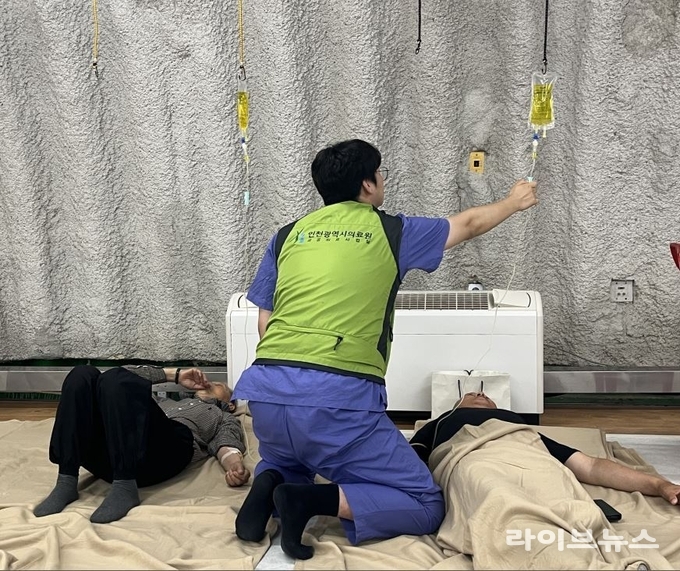 인천시의료원 영양수액 봉사 모습.(사진=인천관광공사)