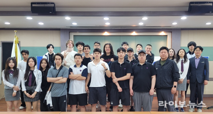 한국폴리텍대학 인천캠퍼스가 인천바이오과학고등학교 다문화가정 학생 30여명을 초청해 ‘진로 탐색을 위한 캠퍼스 투어’를 진행하고 기념촬영을 하고 있다.(사진=한국폴리텍대학 인천캠퍼스)