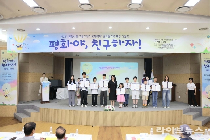 임미숙 글로벌국장(가운데)이 1,2, 3등 수상자들과 기념 촬영을 하고 있다.(사진=IWPG 글로벌 9국)
