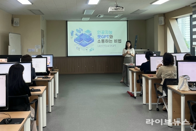 순창군이 여성회관에서 ChatGPT 활용 보고서 작성 역량강화 교육을 진행하고 있다.(사진=순창군)
