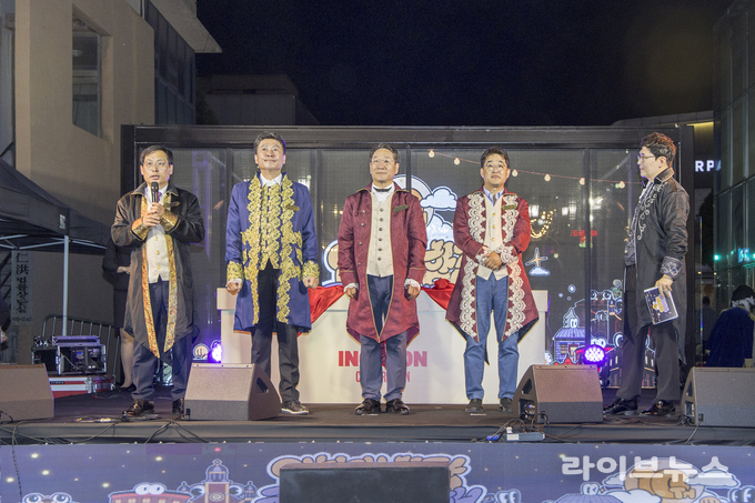 2025 인천개항장 국가유산 야행 1차 행사에 참여한 이종호 중구의회 의장(왼쪽 첫번째)이 인사말을 하고 있다..(사진=인천중구의회)