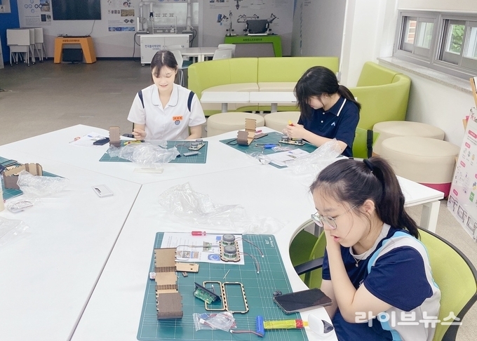 한국폴리텍대학 인천캠퍼스가 부천 소재 경기경영고등학교 재학생 206명을 대상으로 진로직업체험 프로그램을 진행하고 있다.(사진=한국폴리텍대학 인천캠퍼스)