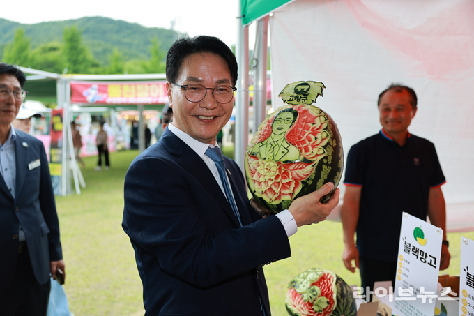 고창복분자와수박축제에 참여한 심덕섭 고창군수.(사진=고창군)