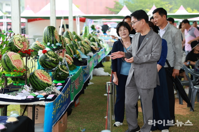고창복분자와 수박축제 수박카빙대회 행사모습.(사진=고창군)