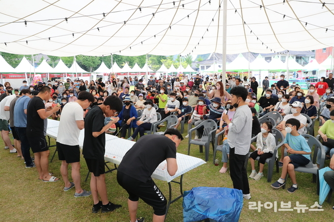 고창복분자와 수박축제 수박빨리먹기 행사모습.(사진=고창군)