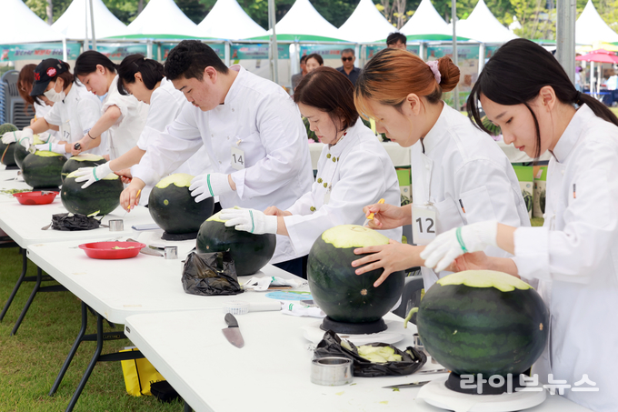 고창복분자와 수박축제 수박카빙대회 행사모습.(사진=고창군)