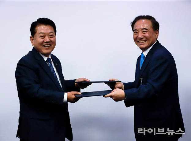 김병주 국회의원(왼쪽)과 김광수 ㈜빙그레 대표이사 사장이 지역상생발전 협약서를 교환하고 있다.(사진=김병주의원실)