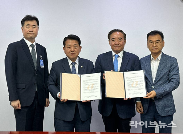 (왼쪽부터)최강훈 ㈜빙그레 경영기획담당 본부장, 김병주 국회의원(남양주을·민주당 최고위원), 김광수 ㈜빙그레 대표이사 사장, 윤용수 남양주을 사무국장(전 경기도의원)이 지역상생발전 협약서를 체결하고 기념촬영을 하고 있다.(사진=김병주의원실)