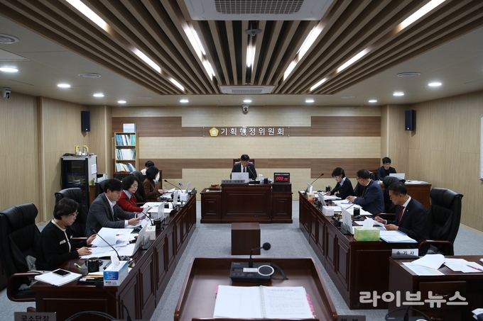 익산시의회 기획행정위원회 회의모습.(사진=익산시의회)
