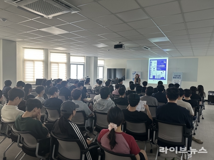한국폴리텍대학 인천캠퍼스가 인천북부고용노동센터와 공동으로 ‘2025 청년취업 컨설팅 데이–뿌리 수요 DAY’를 진행하고 있다.(사진=한국폴리텍대학 인천캠퍼스)