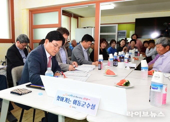 박용철 강화군수가 직접 군민들을 찾아가는 ‘이동군수실’을 재개하며 본격적인 소통 행보에 나섰다.(사진=인천강화군)