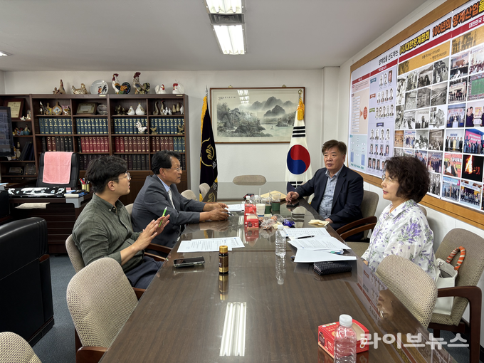 대한양계협회와 (사)한국동물복지산란계협회는 17일, 본회 회의실에서 평사사육 산란계위원회 협의체를 구성했다.
