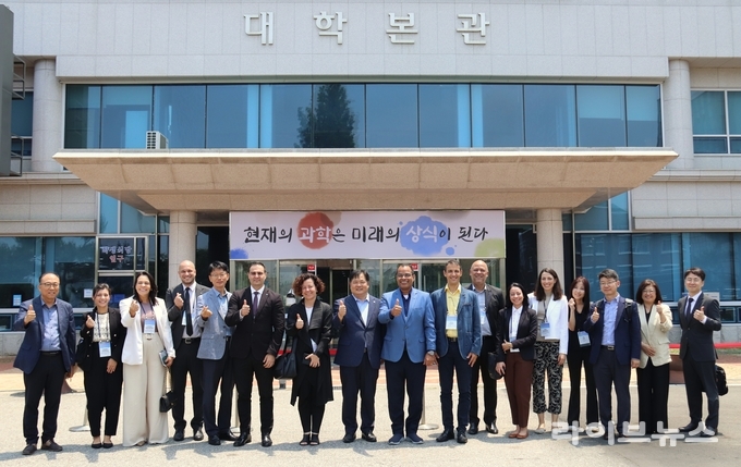 마그누 라비뉴 브라질 노동고용부 차관보(오른쪽에서 아홉번째) 일행이 한국폴리텍대학 인천캠퍼스 대학 본관 앞에서 기념촬영을 하고 있다.(사진=한국폴리텍대학 인천캠퍼스)
