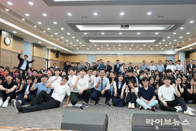 주시경 세관장(가운데)이 직원들과 기념촬영을 하고 있다.(사진=인천본부세관)