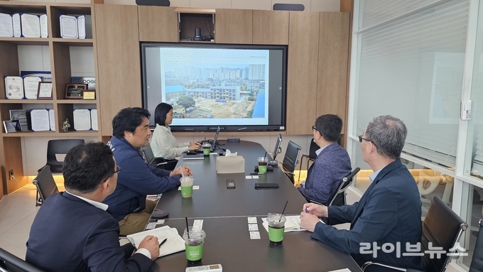 강해수 인천중기청장(오른쪽 두 번째)이 ㈜플랜엠 송도지사를 방문해 중소기업 현장의 애로사항을 청취하고 있다.(사진=인천중기청)